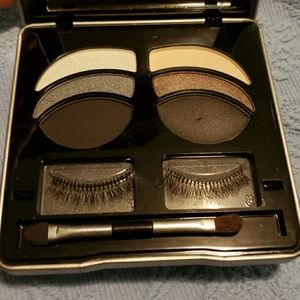 😁 Makeover Essential Lashing out palette.